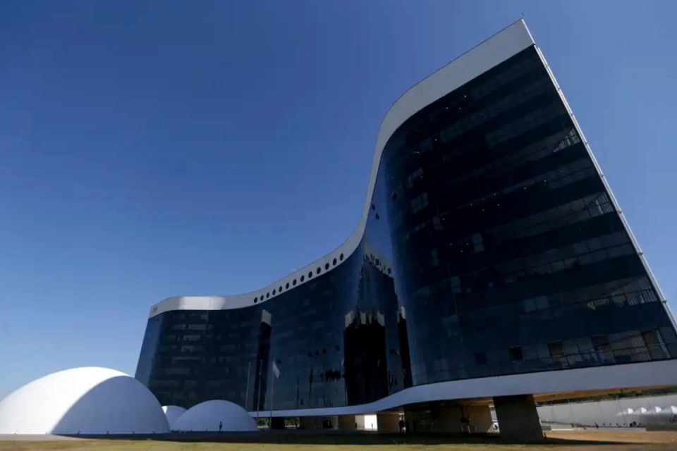 O que faz o TSE além de organizar eleições?