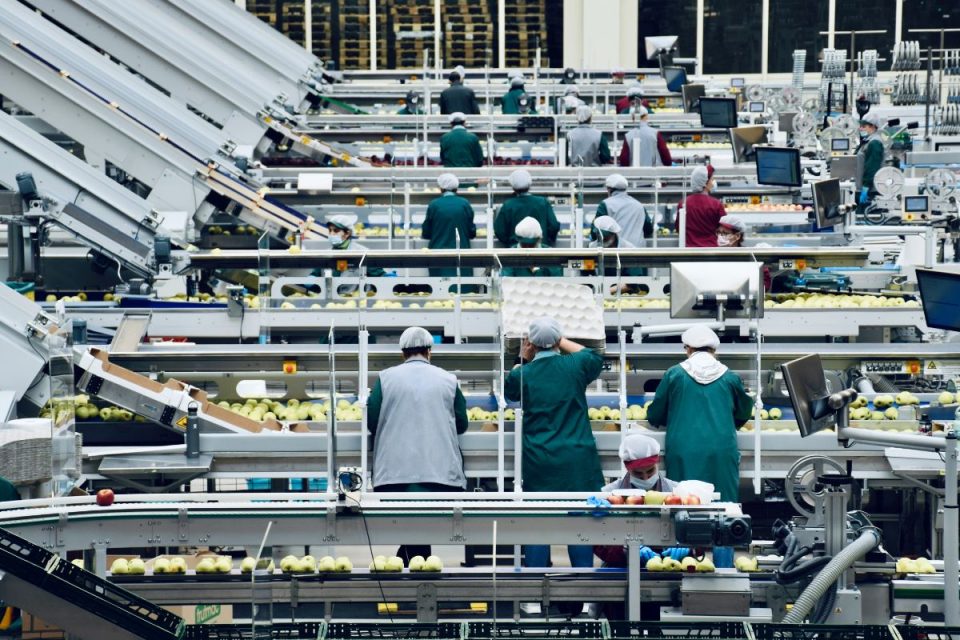 Produção industrial registra alta em fevereiro com crescimento em maioria das regiões