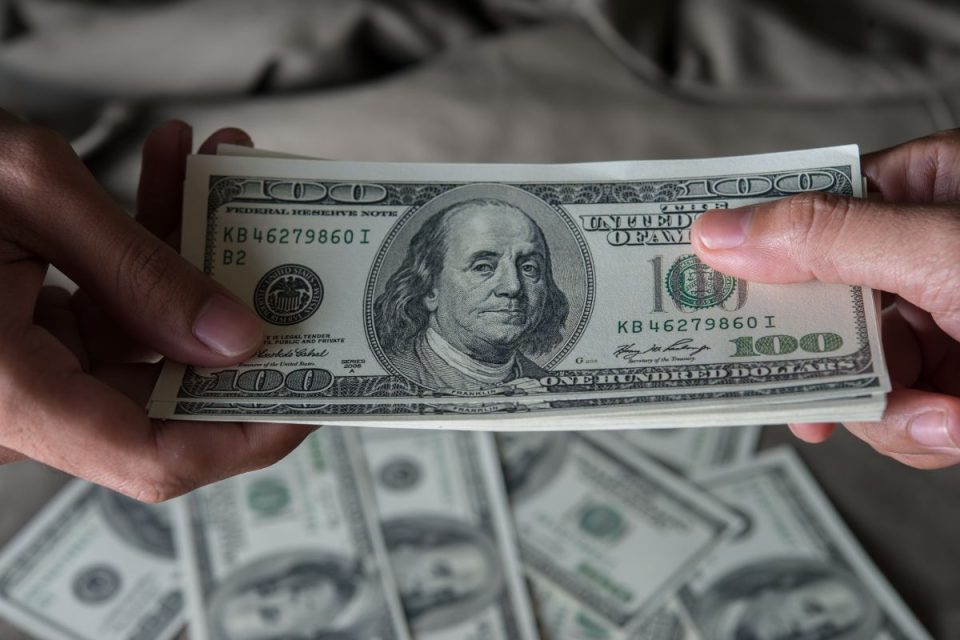 Gastos de brasileiros no exterior batem recorde com queda do dólar