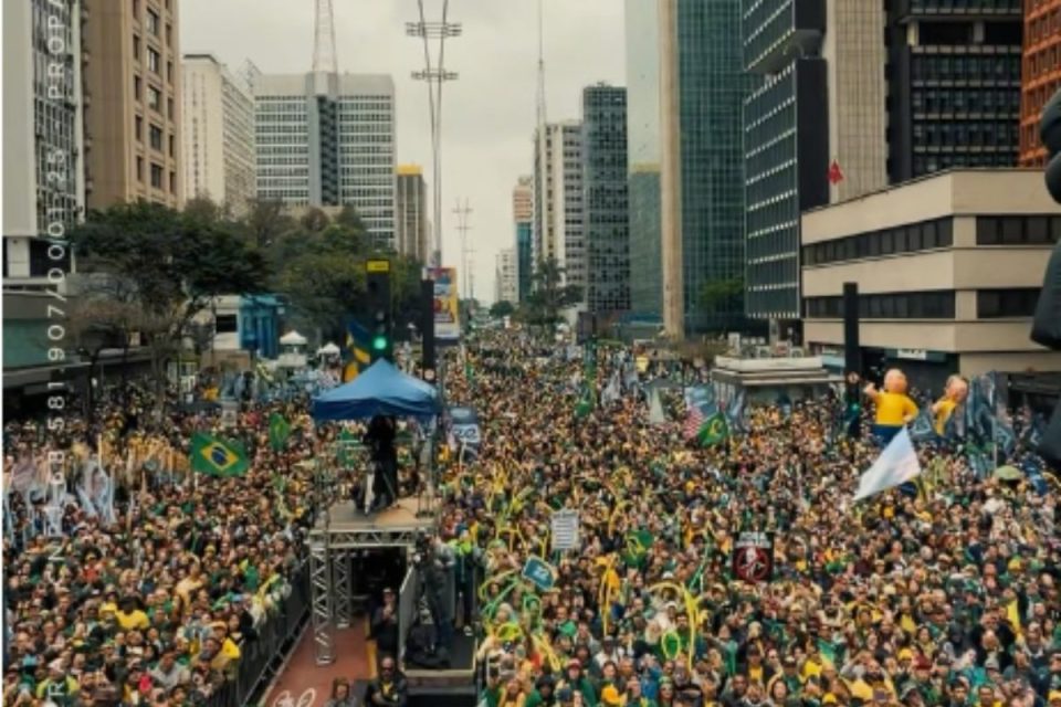 Flávio Bolsonaro e aliados miram Lula e pedem impeachment de Moraes
