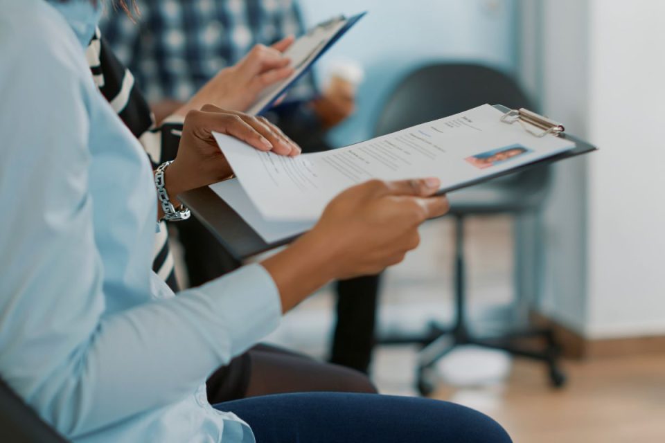 Déficit bilionário de empregos é projetado pelo Banco Mundial mesmo com trégua no Oriente Médio; Brasil pode ser afetado?