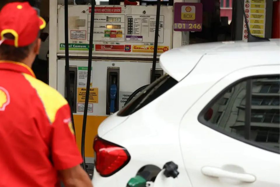 O efeito temporário da nova subvenção de Lula à gasolina até outubro