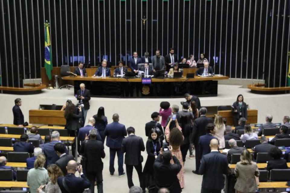 Fim dos supersalários? Reforma Administrativa volta à pauta na Câmara