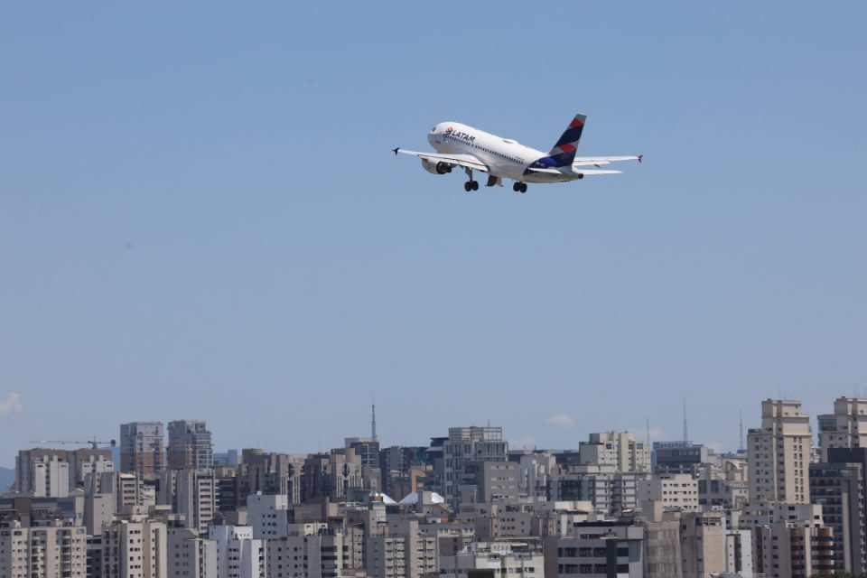 LATAM expande voos domésticos em 9% com foco em Guarulhos, Congonhas e Brasília