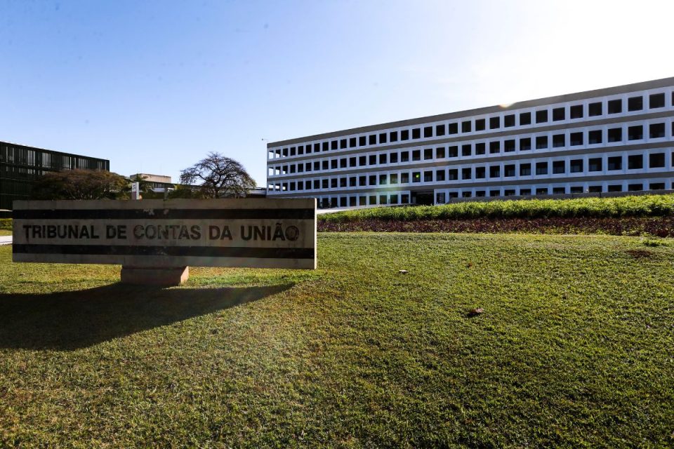 Sete candidatos disputam vaga no TCU e votação acontece nesta terça-feira (14). Como foi a sabatina?