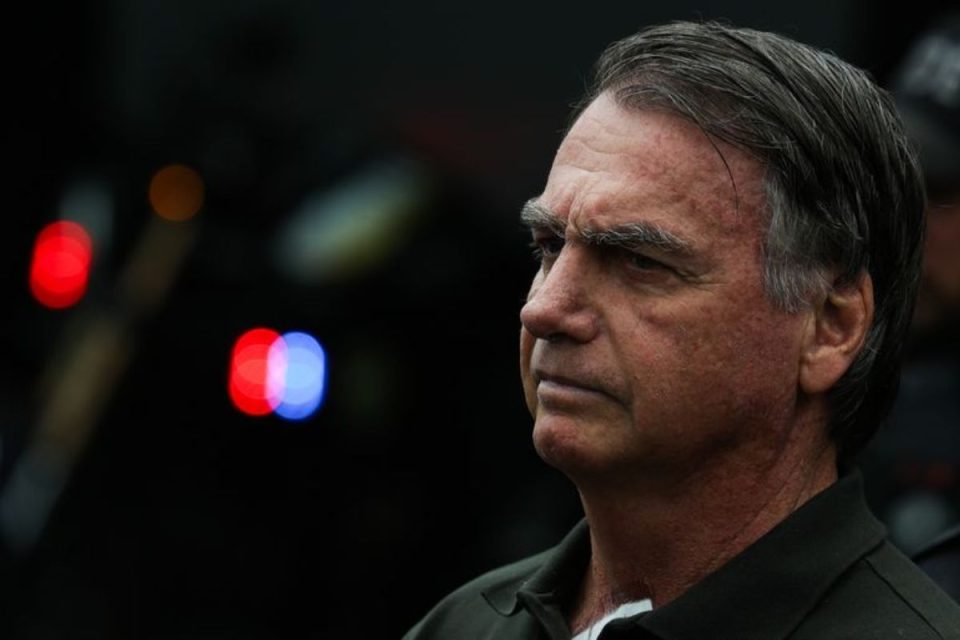 Bolsonaro volta para casa, sob restrições, e adota silêncio político