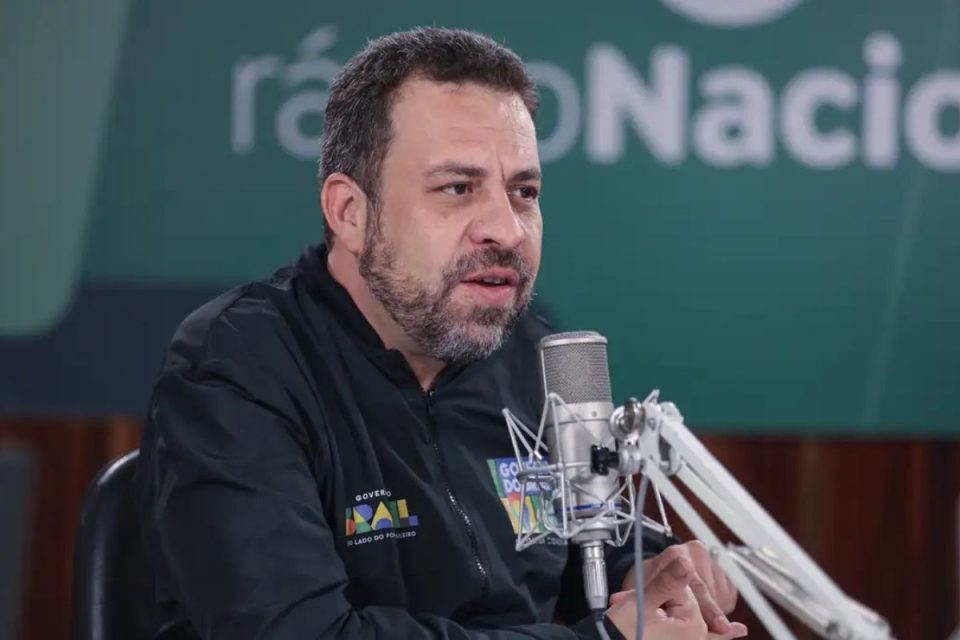 Guilherme Boulos defende fim da escala 6×1 e critica oposição à pauta