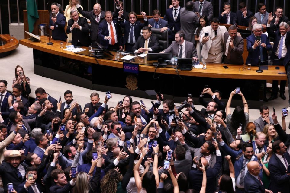 Mais da metade dos brasileiros não aprova o projeto da Dosimetria, diz pesquisa