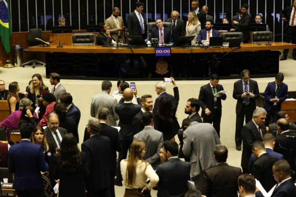 Políticos podem aproveitar janela partidária para migrar de partido, veja como isso acontece