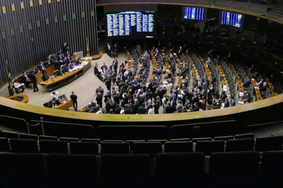 PL prevê devolução em dobro por atraso ou cancelamento de compra