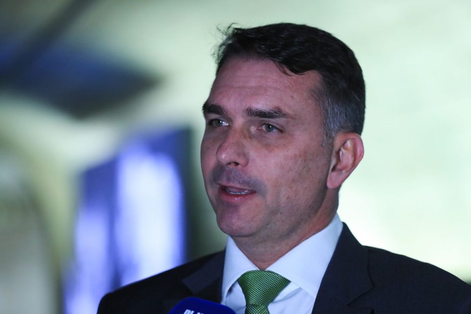 Para Flávio Bolsonaro, Tarcísio pode se tornar presidente do Brasil “um dia”