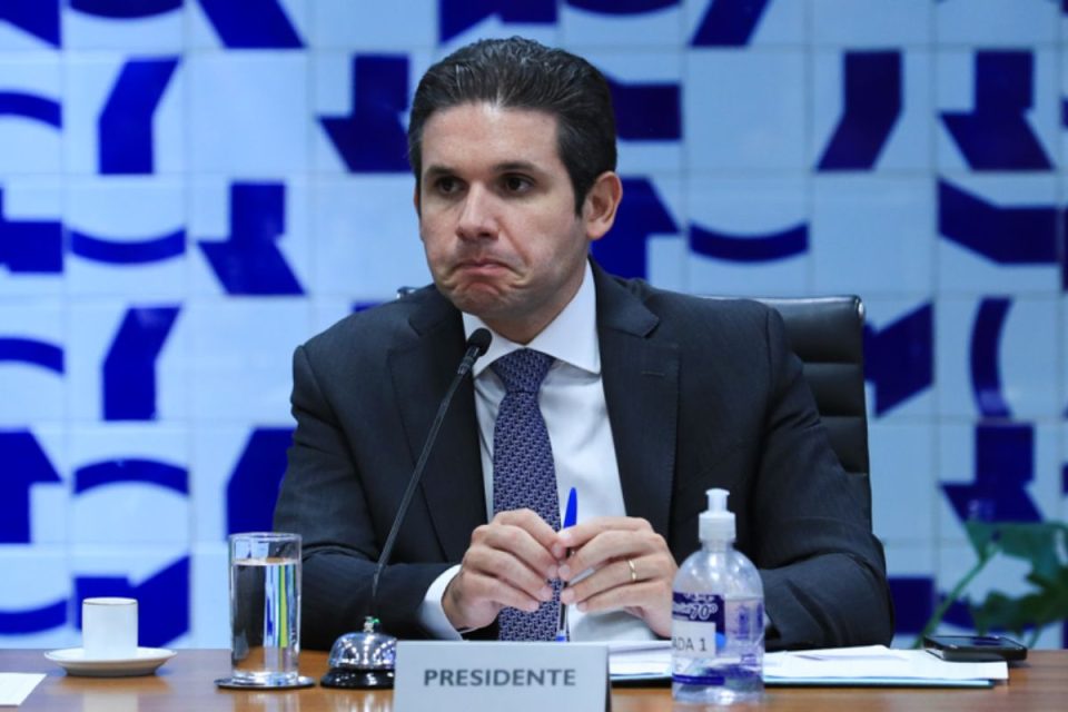 Flávio diz que devolverá dinheiro para tentar estancar a crise Dark Horse