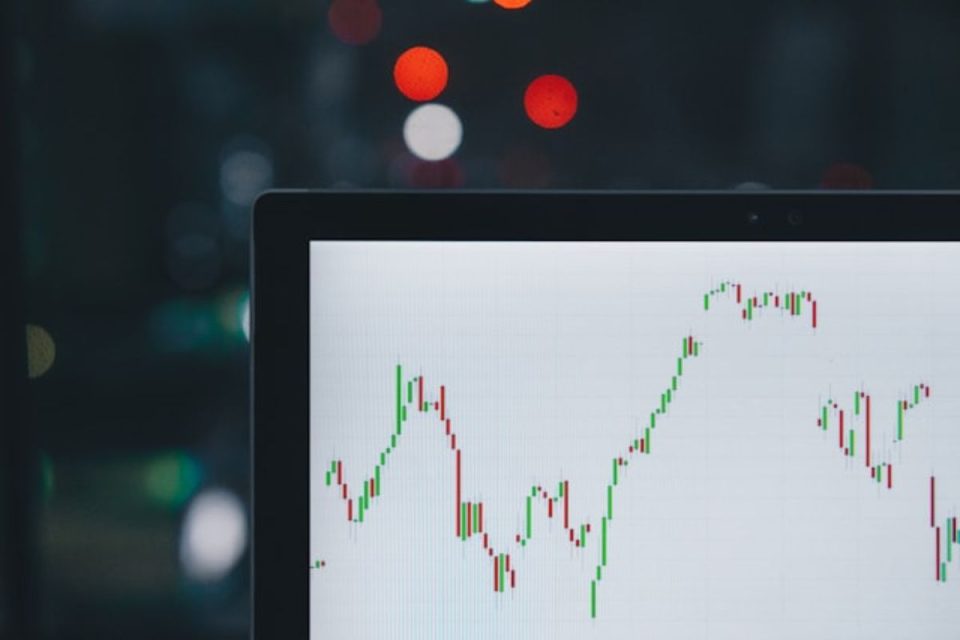 Ibovespa alcança patamar de 147 mil pontos nesta sexta com dólar fraco