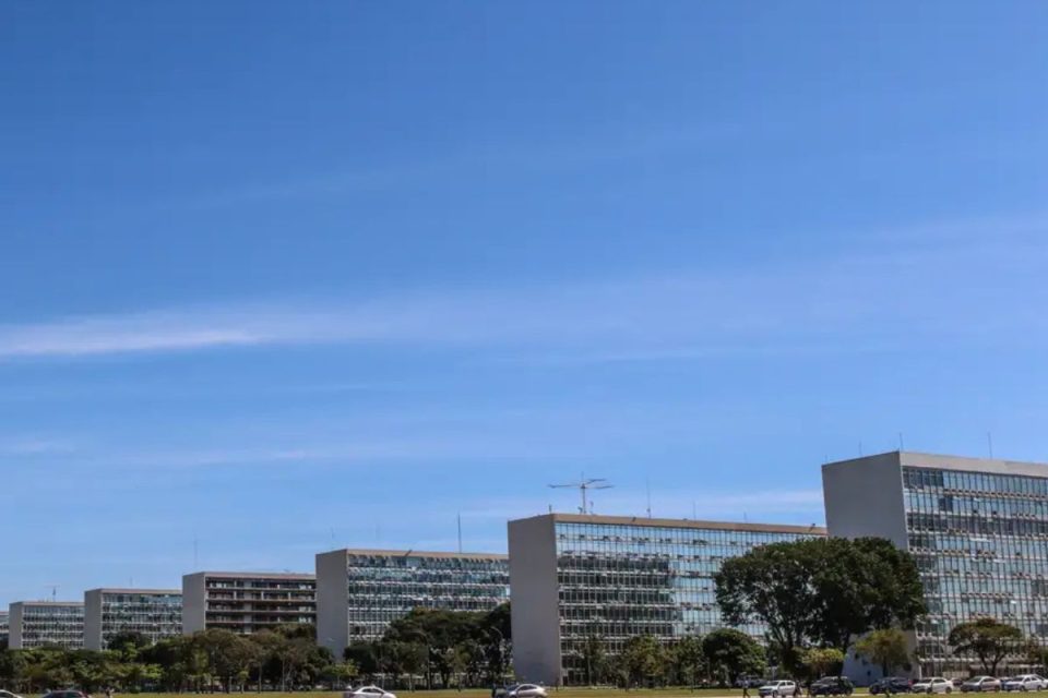 Governo bloqueia R$ 1,5 bi e atinge emendas parlamentares