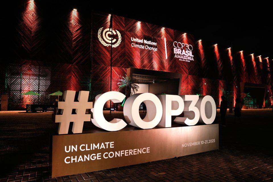 COP30 conclui documento com diretrizes globais para combater mudanças climáticas