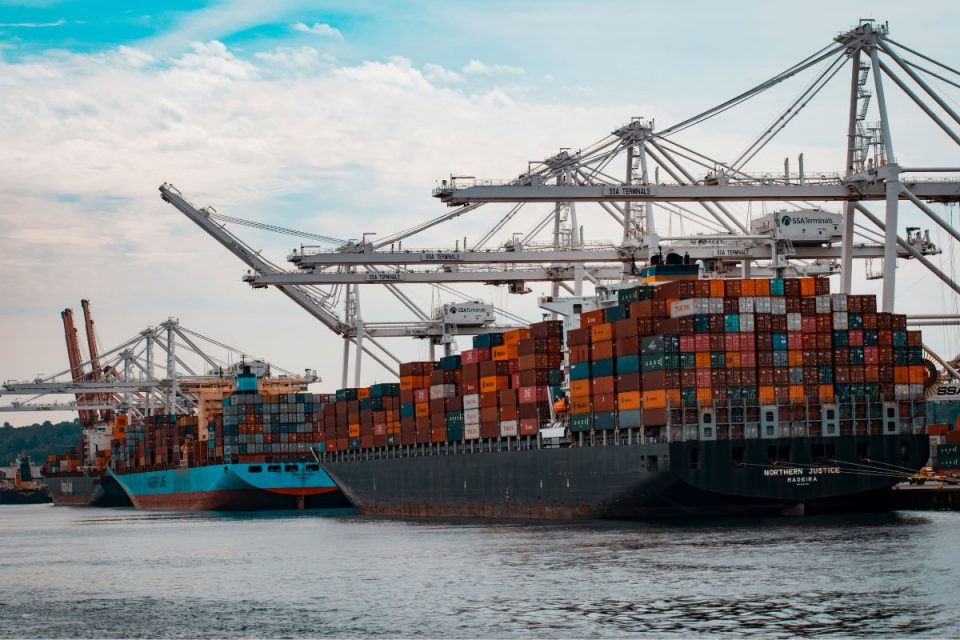 Balança comercial brasileira tem superávit e mantém estabilidade em março de 2026