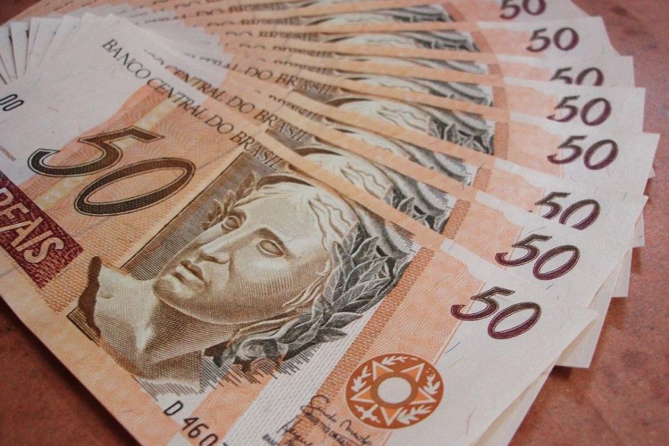 Brasileiros pagaram o maior valor bruto em impostos dos últimos 22 anos durante 2024, diz levantamento
