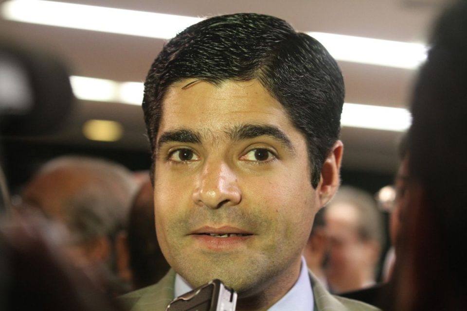 ACM Neto admite erros de 2022, critica gestão do PT e detalha posição política na Bahia