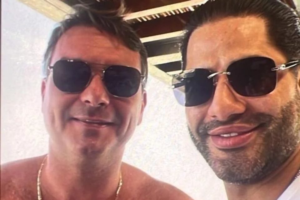 Flávio Bolsonaro falou com Vorcaro cinco vezes em setembro