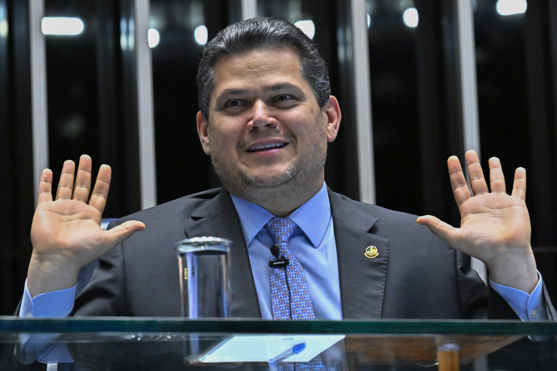 O telefone e a imagem de Alcolumbre