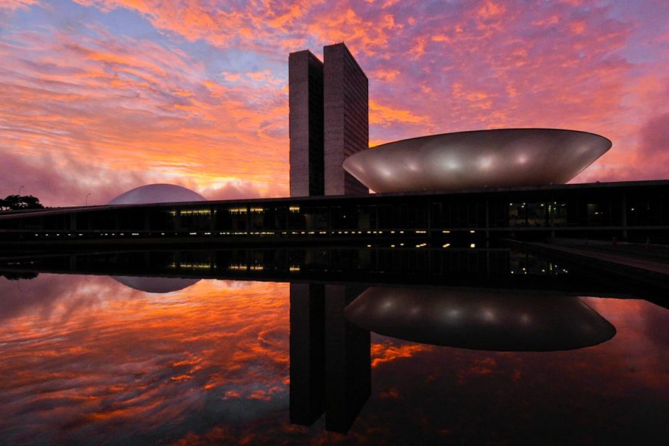 Briefing: Congresso reage à 6×1, STF retoma desoneração e cenário externo favorece exportações