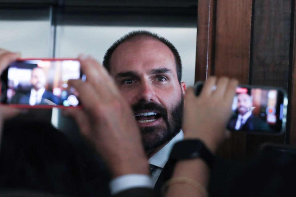 Eduardo Bolsonaro excede quantidade de faltas e pode perder mandato; saiba o que acontece agora