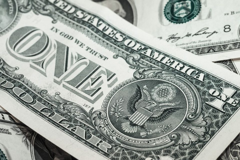 Dólar fecha em leve alta apesar de tensões entre governo e Federal Reserve