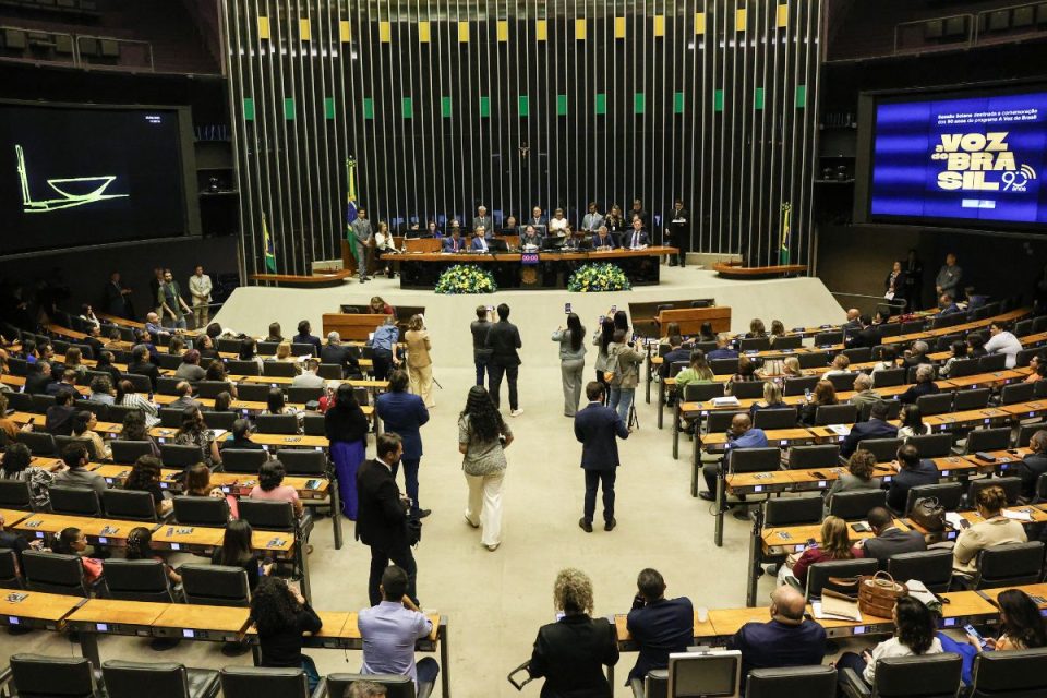 11 governadores e 10 prefeitos deixam cargos para disputar eleições; veja quais foram
