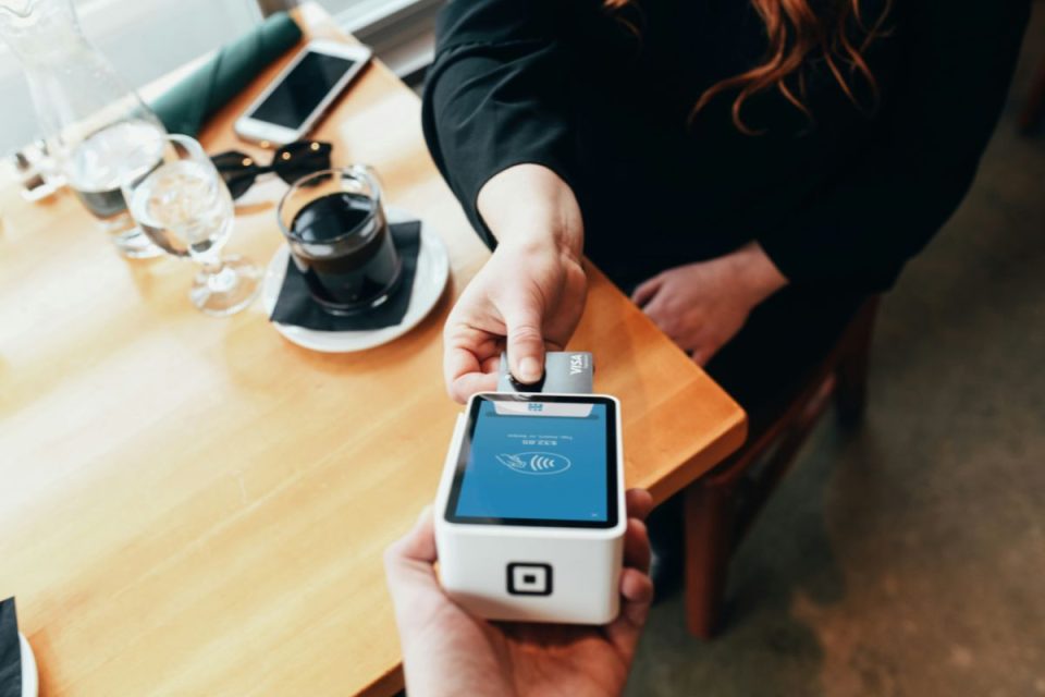 Câmara analisa projeto que amplia identificação de empresas em faturas