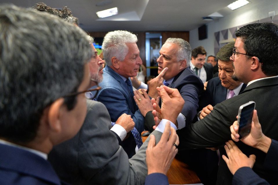 A 32ª sessão da CPMI do INSS foi marcada por agressões entre aliados e oposicionistas (Foto: Reprodução/Foros Públicas)
