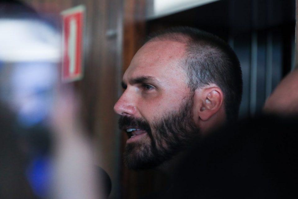 “Certamente vai ser uma guerra”, diz Eduardo Bolsonaro à TMC sobre cenário político