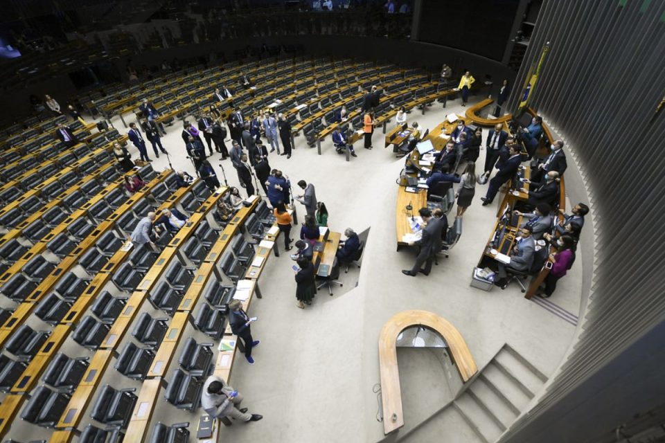 Briefing: Congresso avança com PEC da jornada 6×1 e CPI mira em Lulinha