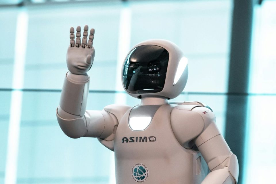 Robôs humanoides começam a operar em aeroporto no Japão