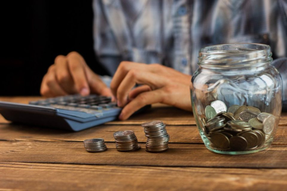 Taxas de juros cobradas por bancos fecharam 2025 quase em 50%