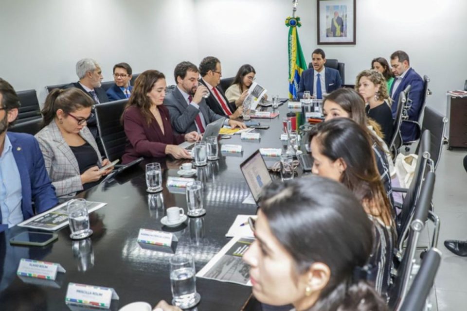 AGU defende no STF exclusividade de médicos para o aborto legal