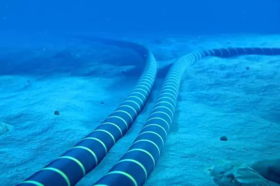 Cabo submarino de fibras ópticas que conecta Brail e Europa