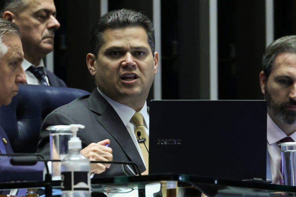 Alcolumbre anuncia sessão de vetos para a semana do dia 25