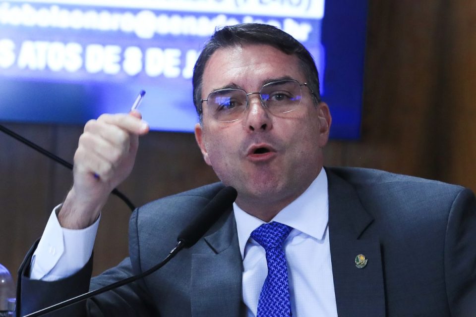 Flávio Bolsonaro ultrapassa Lula em simulação de segundo turno e pressiona governo