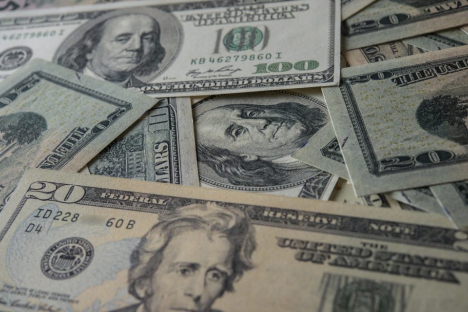 Mercado prevê queda na projeção do dólar até o fim do ano e em 2026, aponta Focus