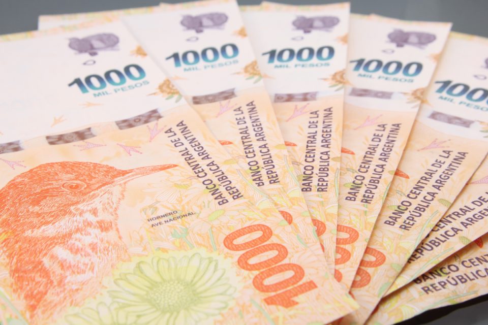 Peso argentino cai até 30% frente ao dólar em 2025, mesmo com apoio dos EUA