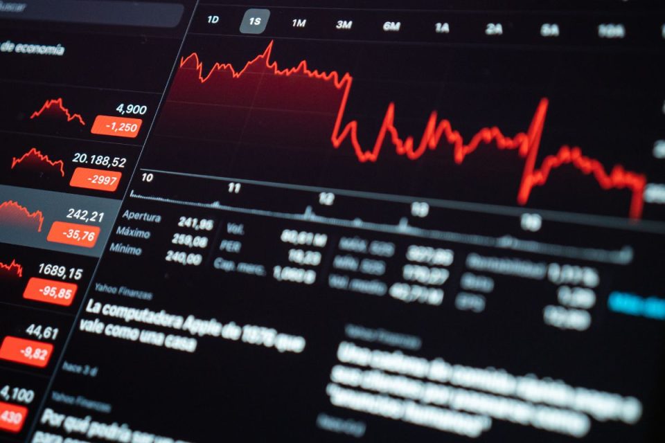 Ibovespa recua e dólar oscila; veja os números dessa semana