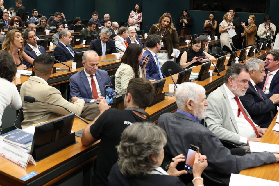 Agenda do Dia: CCJ vota fim da escala 6×1 e STF julga superendividamento