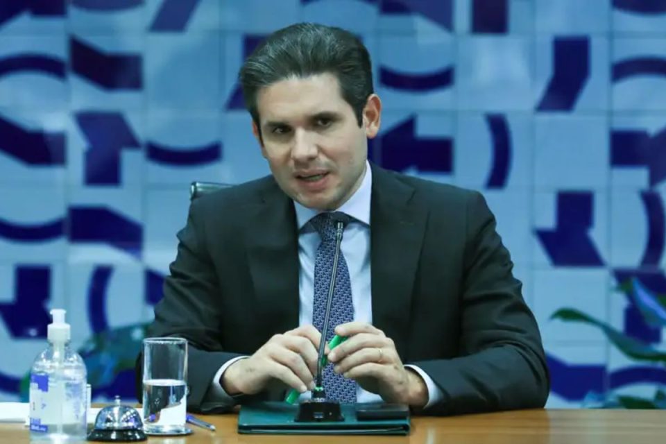 Hugo Motta comemora aprovação que reduz benefícios fiscais federais: “Cortamos o desperdício”