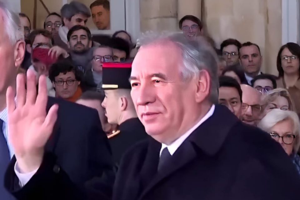 Crise política derruba primeiro-ministro francês