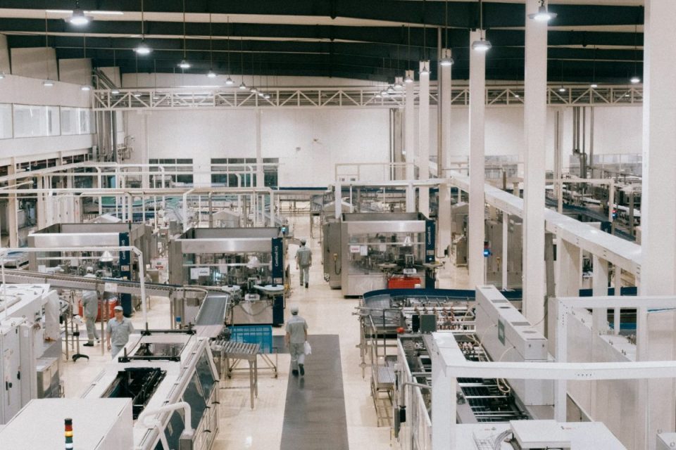 Desemprenho industrial em 2025 reacende debate sobre desindustrialização, diz CNI