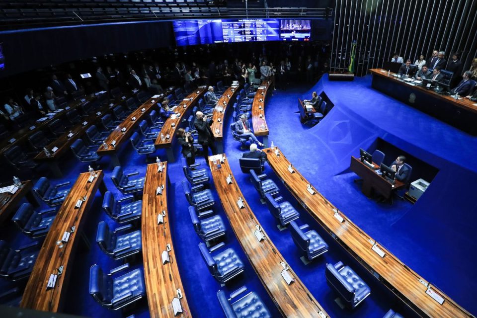 Qual é o número de senadores por estado?