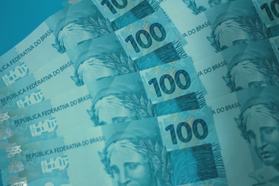Aumento do salário-mínimo e superávit da dívida pública: os planos do governo para 2026
