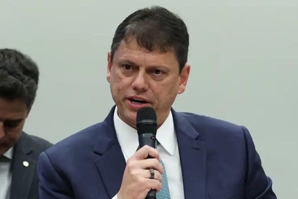 Tarcísio apoia pré-candidatura de Flávio Bolsonaro: “Se junta a outros grandes nomes da oposição”